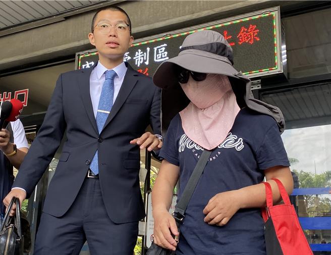 震驚社會的台中5億賴姓命案，案經檢察官會同法醫相驗解剖調查後，遺體已發還家屬，律師許哲維（左）31日透露，遺體自費冰存在台中生命禮儀管理處已270多天。（本報資料照片／陳淑芬台中傳真）