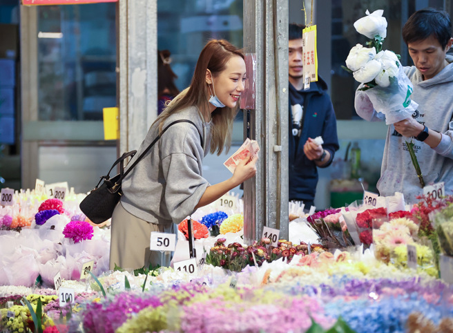 农历春节将至，民眾31日前往台北花市购买花卉。（罗永铭摄） 