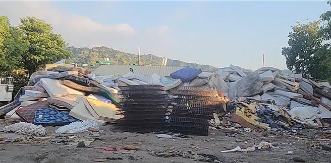 有民眾目击有人大白天在台中市环保局太平区清洁队内违法焚烧回收的床垫，造成严重空污。（江和树提供／冯惠宜台中传真）