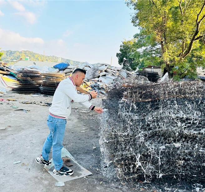 民眾党台中市议员江和树实地查勘，发现现场仍留有大面积焚烧后的痕迹。（江和树提供／冯惠宜台中传真）