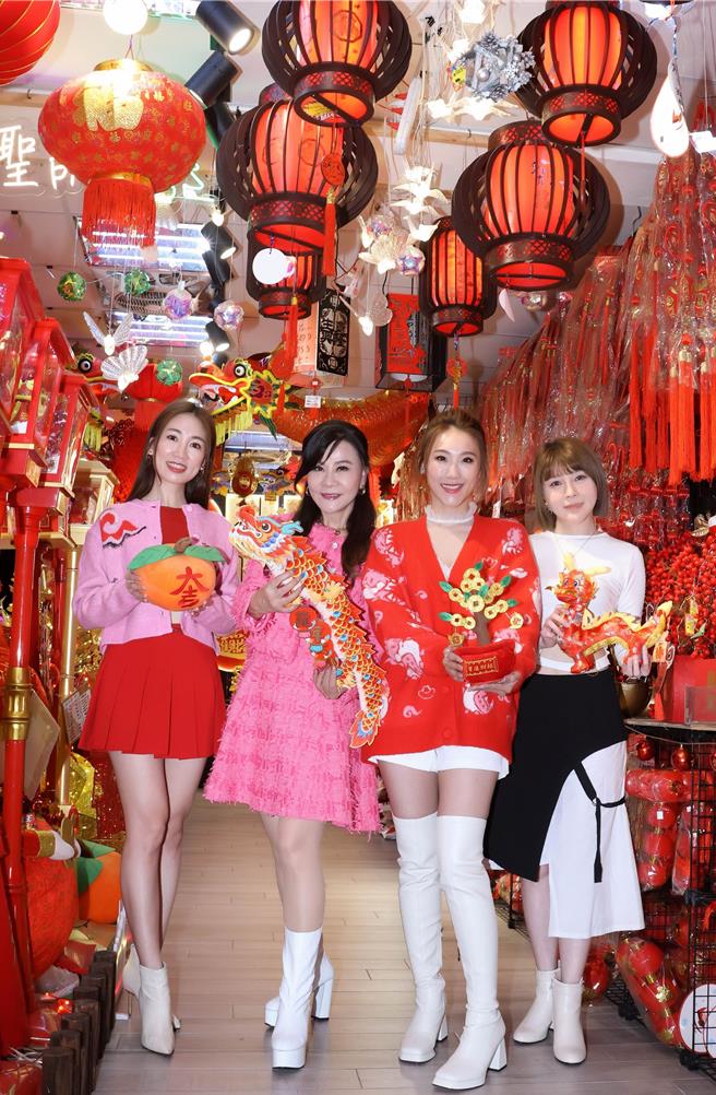 龙千玉（左二）领军师妹向蕙玲、谢金晶、萧玉芬逛春联大街。（豪记唱片提供）