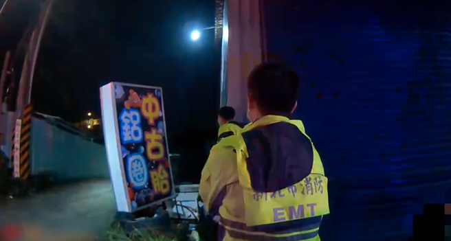 警方劝阻。（图 / 刘咏韵翻摄）