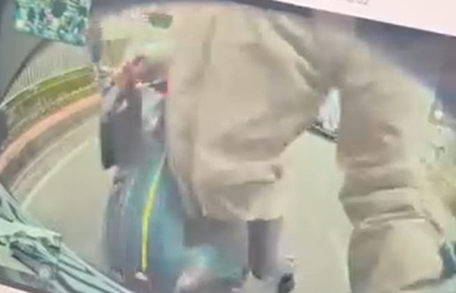 有外送员停等红灯时弯腰捡东西，不料，却被一旁骑士「扶机车」时，疑似催到油门，导致连人带车爆衝撞特斯拉。（图／翻摄自脸书爆废1公社）