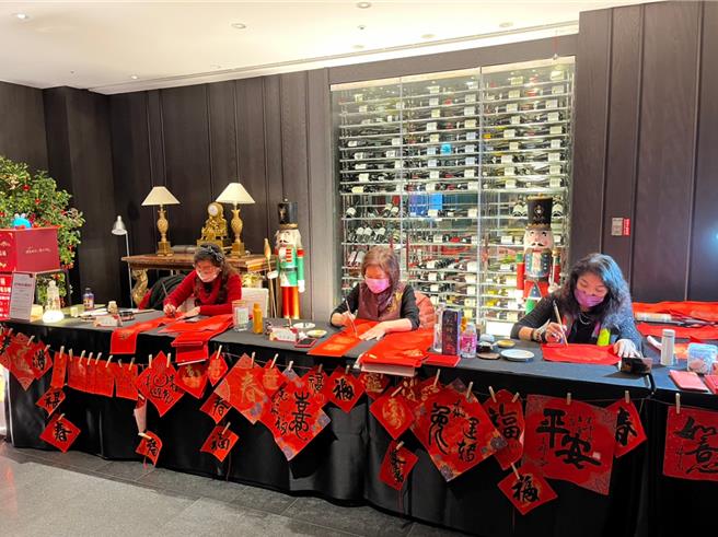 国宾「金笔挥毫春联义卖」活动，年年邀请多位当代重量级女书法家现场挥毫，顾客享用美食同时也能购买「喜气墨宝」回家布置。(台北国宾大饭店提供)