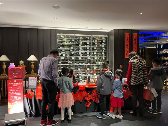 2月6日至9日为期4天的国宾「金笔挥毫春联义卖」活动，义卖所得全数捐赠「财团法人罕见疾病基金会」。(台北国宾大饭店提供)