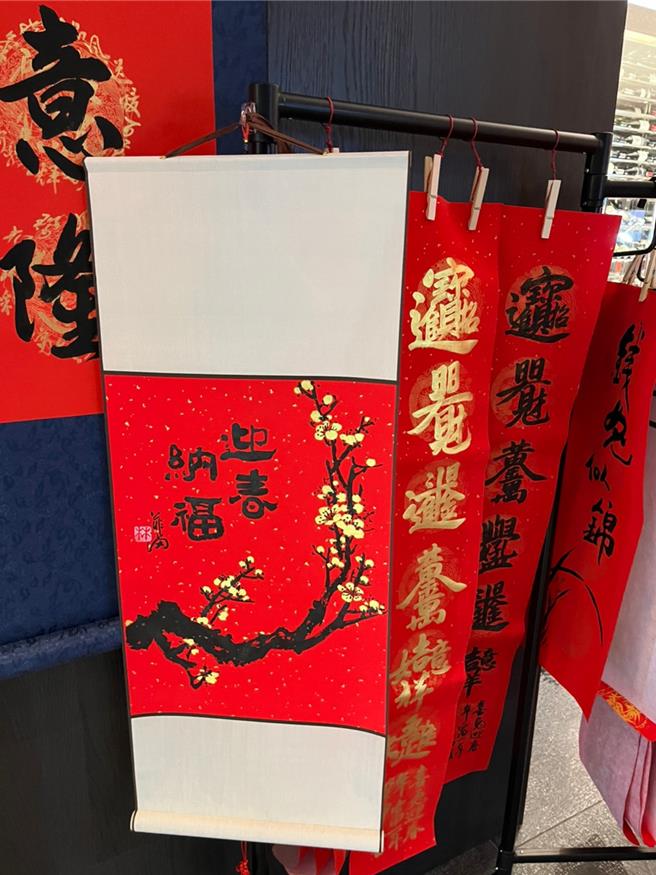 台北国宾饭店邀请多位知名女书法家现场挥毫，还可根据用餐宾客需求现场客制化独一无二的春联。(台北国宾大饭店提供)