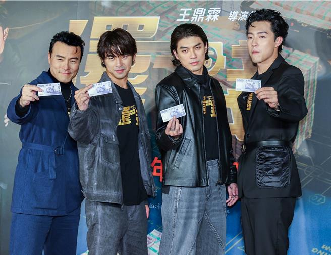 李銘忠（左起）、陳柏霖、林哲熹、蔡凡熙組成的「4名大盜」逗趣催票。（粘耿豪攝）