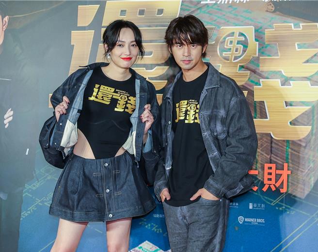 陳柏霖（右）被拱穿蔡思韵身上的高衩連體衣。（粘耿豪攝）