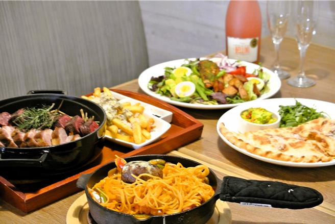 「新春欢聚分享餐」适合4人共享，售价2980元，另可用350元优惠价加购原价650元的水蜜桃气泡酒。（陈韵萍摄）★《中时新闻网》关心您：饮酒过量，有碍健康。酒后不开车，安全有保障！