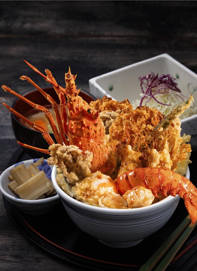 「天吉屋」选用美国花龙龙虾，搭配生食级干贝、入口即化的半熟蛋、越光米饭，推出「极上祥龙天丼」，售价820元。（三澧餐饮集团提供）