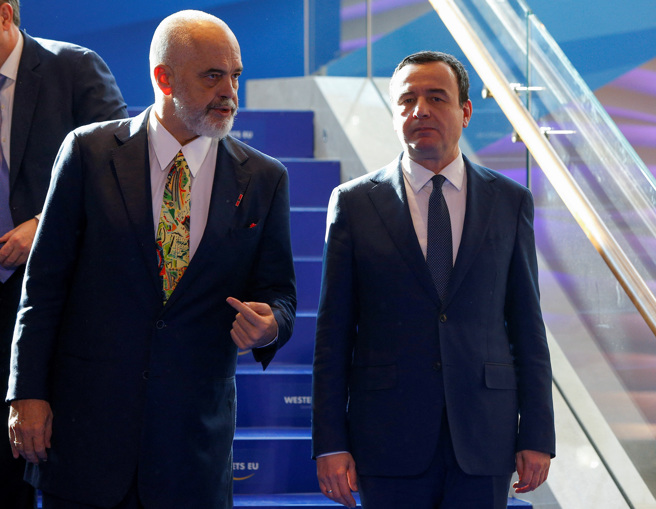 2024年1月22日，阿爾巴尼亞總理拉馬和科索沃總理庫提在北馬其頓斯科普里舉行的西巴爾幹領導人會議上合影資料照。（路透社）