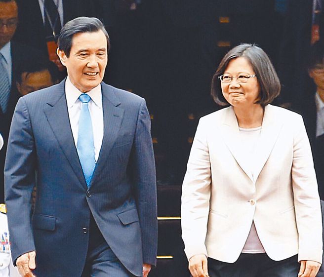 马英九(左)总统任内提两岸协商，强化了海峡中线默契，到了蔡英文(右)执政末期却把本钱败光光。（示意图／资料照）