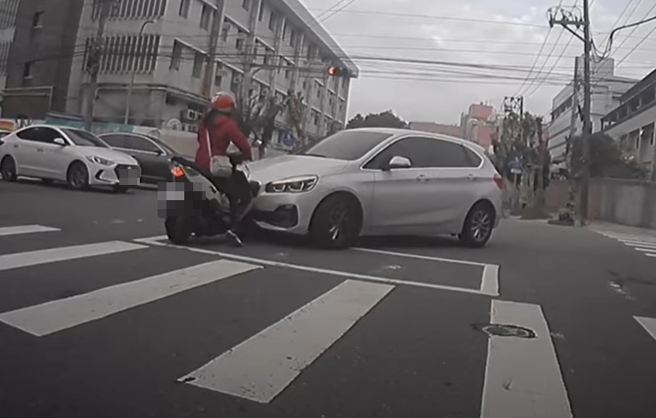 有名阿姨在歹轉區等紅燈時，竟然遭到切西瓜轎車撞倒，沒想到駕駛駕下車第一個動作，竟然先是關心車損狀況。（ 圖／ 翻攝自「WoWtchout-地圖型行車影像分享平台」）