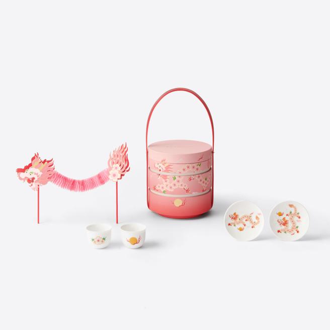 SHANG XIA上下游龙映桃花提盒礼盒，8800。（SHANG XIA提供／古明弘台北传真）