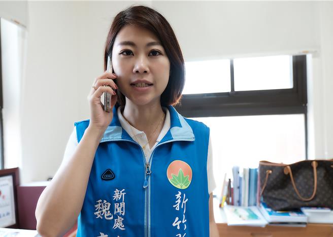 新竹县政府新闻处长魏文元表示，县府尊重判决结果，也感谢法官还县府同仁清白。（罗浚滨摄）