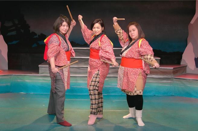 嚴藝文（左起）、楊貴媚、鍾欣凌體驗秋田特有的「生剝鬼」文化。（桂田文化藝術基金會、桂田文創提供）