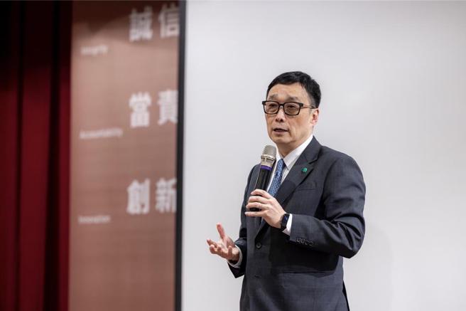 国泰世华银行董事长郭明鑑表示，未来国泰世华转型的列 车将会持续往前开，也勉励 同仁优化业务、勇于沟通。图／国泰世华银行提供