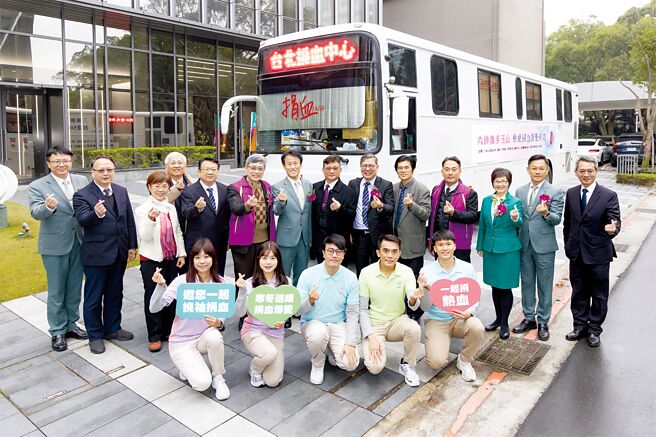 全国律师联合会理事长尤美女（二排左三）、医师公会全联会公关委员会副召集委员王建人（二排左五起）、玉山金控总经理陈茂钦、牙医师公会全联会理事长江锡仁、中医师公会全联会理事长詹永兆等人合影。图／玉山金控提供