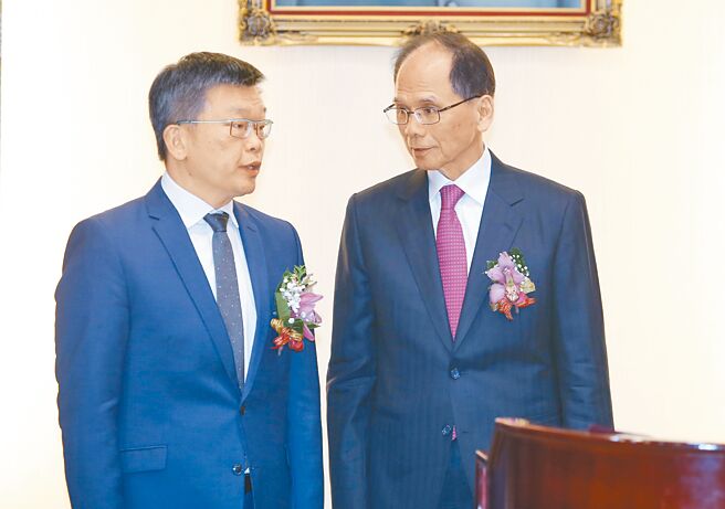 民眾黨立法院黨團針對國會改革再喊「單一召委制」，藍綠皆表態不贊成，不過，民進黨立法院長候選人游錫堃（右）卻以個人身分表達贊同。（本報資料照片）