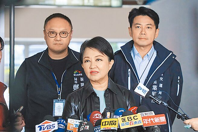 針對行政院核定台中捷運藍線綜合規畫，台中市長盧秀燕30日在市政會議前受訪表示，這是台中市民在今年大選結果中的強大民意促成，是「市民的勝利、市民的勝選」。（林欣儀攝）