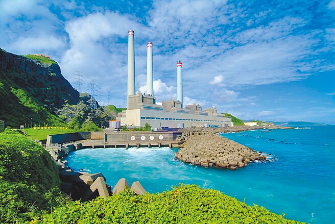 环团质疑我国《气候变迁因应法》未订定短、中期目标，且2030年减碳应以40％为目标，30日声请气候宪法诉讼。图为台电协和电厂。（台电提供）