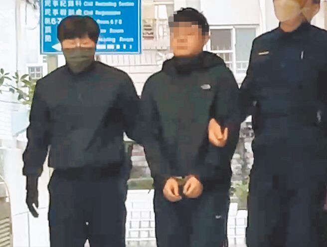 高雄市陳姓員警（中）涉嫌擔任虛擬幣詐欺集團軍師，負責提供教戰守則，半年不法獲利上千萬元，檢察官認為陳嫌涉犯貪汙等罪，30日向法院聲押獲准。（張朝欣攝）