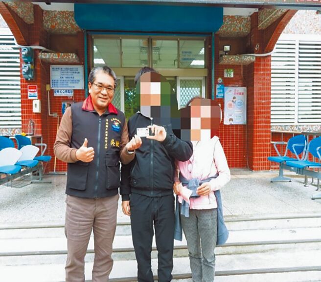 一名19歲男子（中）在台北家中出生後，母親因故未辦理出生登記，19年來在沒有身分證及健保卡的情況下，如同幽靈般生活，經母親（右）回到老家花蓮秀林鄉替他申報戶口，取得身分證明文件後展開人生新篇章。（花蓮縣政府提供／羅亦晽花蓮傳真）