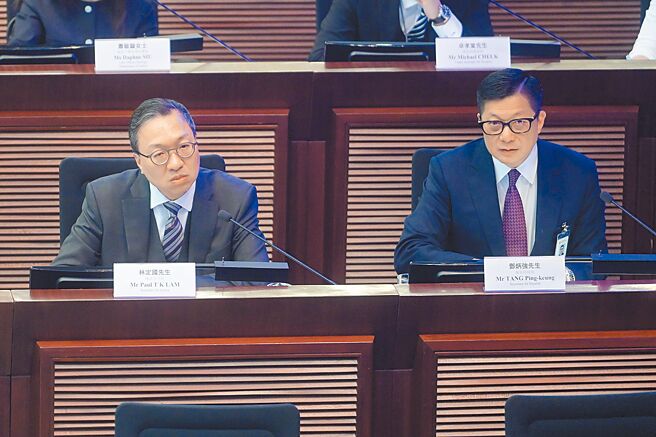 香港特区政府律政司司长林定国（左）、保安局局长邓炳强，30日到立法会介绍有关香港《基本法》第23条立法。 （中新社）
