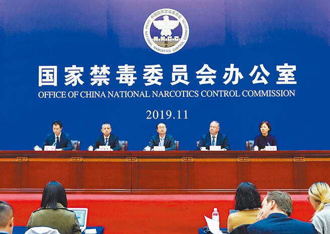 中美禁毒合作工作組30日在北京舉行首次會議，雙方盼為穩定中美關係提供更多正能量。圖為大陸國家禁毒辦過去說明打擊毒品績效。（新華社）