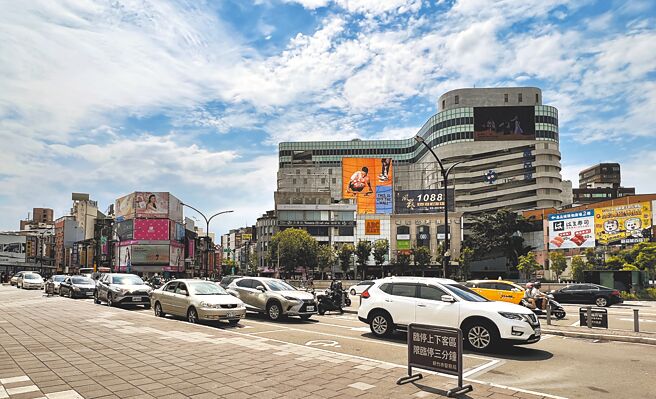 台鐵新竹車站前、竹市首座BOT立體停車場晶品城購物廣場，因廠商陸續撤出，傳出營業到1月底，晶品城澄清表示，農曆年節仍將營運，確切閉館時間待協調。（本報資料照片／王惠慧新竹傳真）