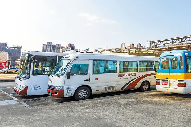 「新竹縣政府為滿足通勤及通學族搭乘公車轉台鐵需求，試辦「快捷7號」和「5900」2條免費跳蛙公車，將在2月16日上路。（羅浚濱攝）