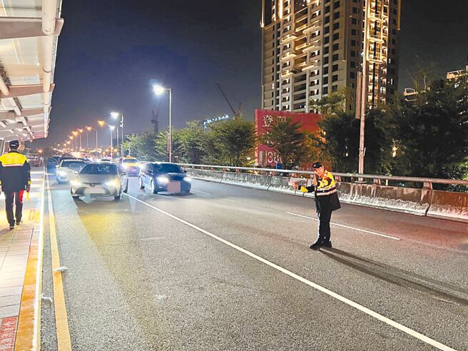 春节连假将至，台中乌日高铁特区是南来北往枢纽，台中市警察局乌日分局30日预估，乌日高铁站区2月7日16时至晚间涌入返乡车潮，及12至14日涌入出游、返工车潮。（乌日警分局提供／潘虹恩台中传真）