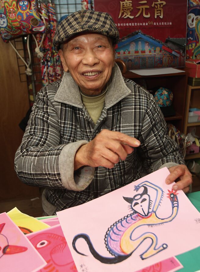 台中市文化局为他庆生，彩虹爷爷也手绘猴子图，祝大家平安快乐。（黄国峰摄）