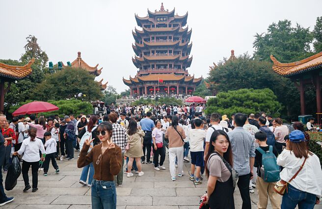 现任湖北天门市代市长肖敏，过去在担任武汉文旅局长时，除以高顏值着称，更曾用中英德三声道推介黄鹤楼，让她在网路上一夕爆红。（中新社）