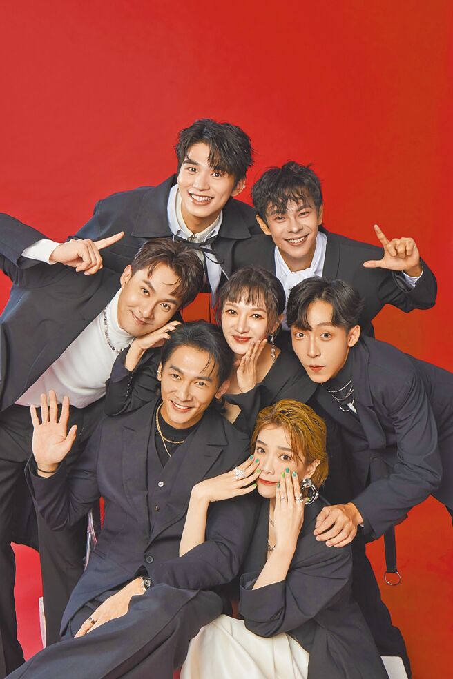 伊林艺人蔡淑臻（前排右起）、温升豪、亮曦（中排右起）、李杏、张雁名、孙绽（后排右起）、王品澔棚拍龙年贺卡。（伊林娱乐提供）