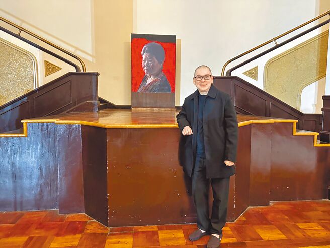 导演蔡明亮30日现身中山堂出席记者会，与自己展出的作品合影。（李承阳摄）