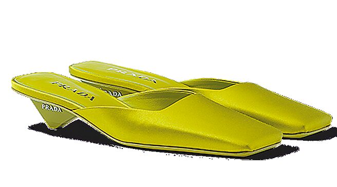 Prada綢緞方頭鞋，3萬8500元。（Prada提供）