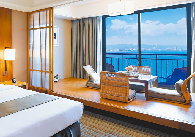 「樱花假期」住房专案，双人二天一夜入住海景豪华客房，专案另含泡汤、品茗、搭赏樱专车赏樱。（淡水福容大饭店提供）