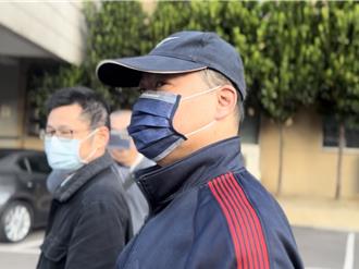 凌晨數到天亮！台中商銀董座交保   員工捧1500萬現金辦保遮臉離開