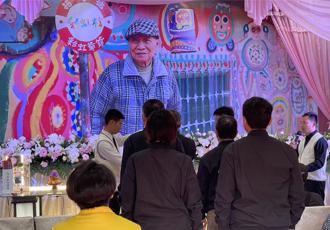 彩虹爺爺告別式 鮮豔色調會場成追憶