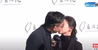 影》新科立委红毯热吻老婆！ 区块链「宝博士」葛如钧出招吸眼球