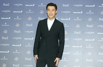 胡歌老婆才被嫌醜 夫妻倆出門購物「最萌身高差」成亮點