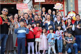 翁章梁送紅包「幸福龍來嘉」 原民部落搶先入手