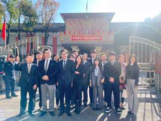 型男新立委曬「民意業務員」團隊照 大讚韓國瑜1句話