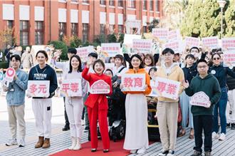 范雲率18民團代表走立院紅毯 著彩虹套裝喊「為多元平等而戰」