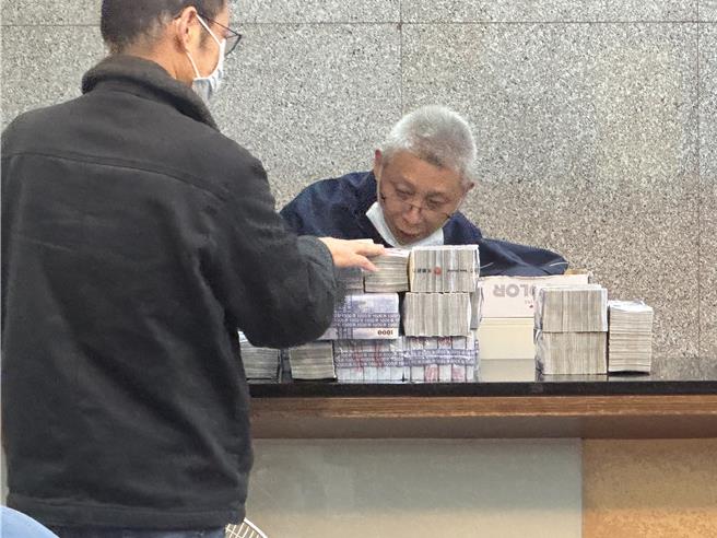 王貴鋒的員工在諭知前就已準備好裝著大筆現金的Toyota Alphard保母車在法庭外等候，諭知後不到一分鐘便有員工拖著塞滿現金的小行李箱走進法庭辦保。（柯毓庭攝）