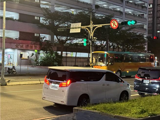 王貴鋒的員工在諭知前就已準備好裝著大筆現金的Toyota Alphard保母車在法庭外等候。（柯毓庭攝）