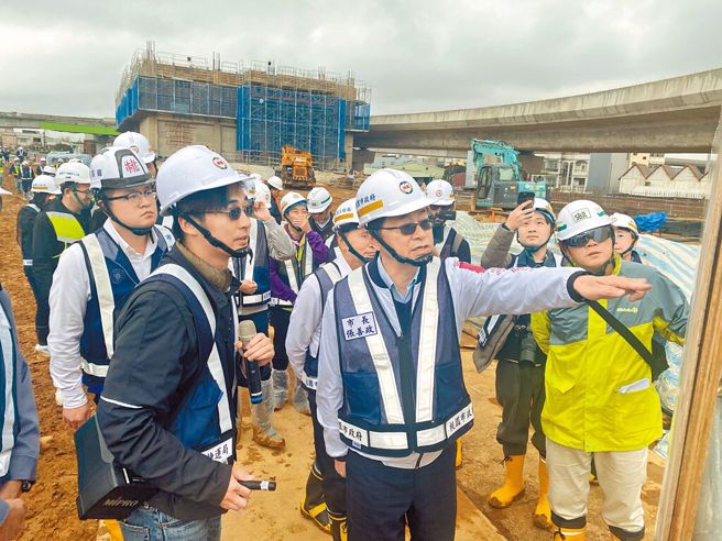 桃園市長張善政日前視察桃捷綠線北機廠工程，盼達成2026年北段7站通車目標。（資料照。蔡明亘攝）