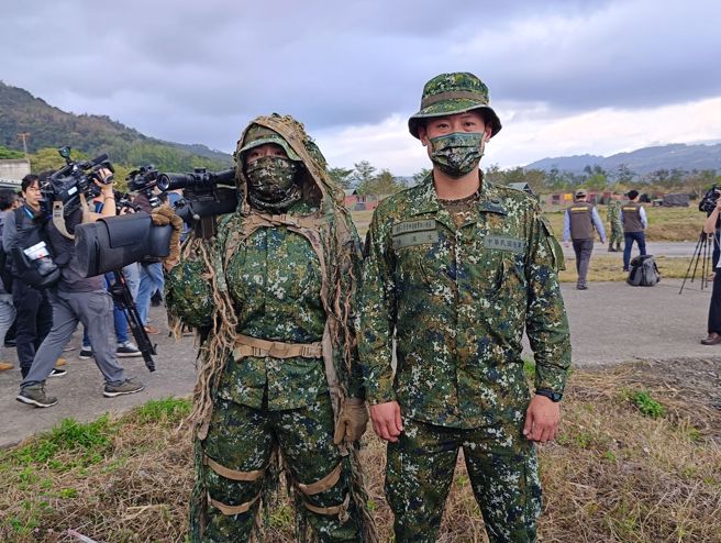机步一营简佩华上士与其丈夫陈汉生服役于同一单位，国防部罕见让两人同时对外亮相。( 读者提供 )