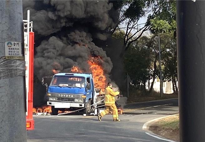 1輛載運著數十箱「麥卡倫」威士忌的貨車在送貨途中，行經瓊安路近安歧轉彎路段時，後方車斗不明原因突起火燃燒。（翻攝自金門八卦爆料風向風雲版社群）